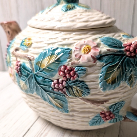 The Haldon Group Vintage Embossed Basket-weave Blackberry Floral Tea Pot - Picture 4 of 9